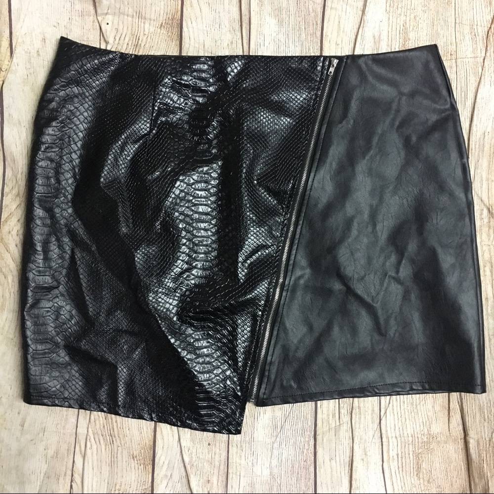 SHEIN Black Faux Alligator Zippered Mini Skirt - Picture 5 of 8
